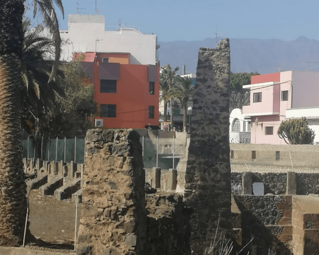 Imagen de la pilastra mayor de Los Picachos, con una desviación evidente (Foto TA)